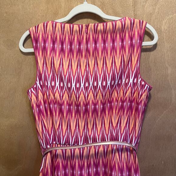 db Sheath Dress Women's Size 8 Retro Mod Ikat Sleeveless Belted Statement Resort - Picture 2 of 8